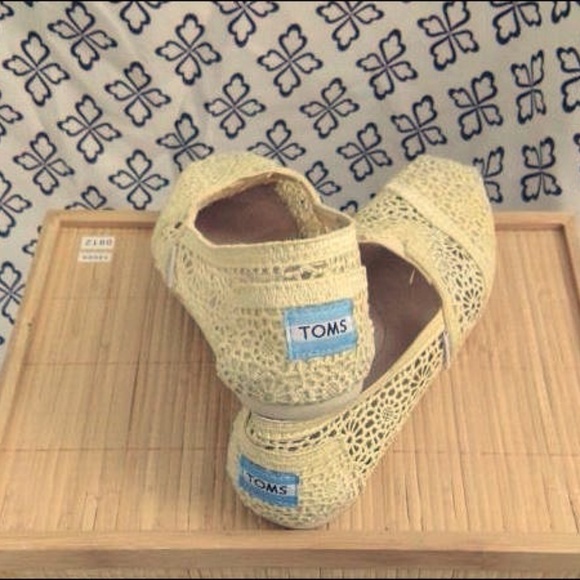 Toms Ladies Crochet Lace Slip-On Size 6 - Picture 1 of 8